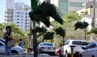 Distrito recomienda estar alerta a los vientos y asegurar los tejados.