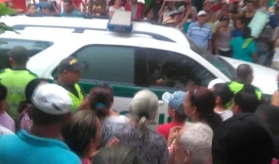 Una multitud se aglomeró a las afueras del juzgado de Campo de la Cruz.