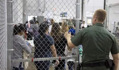 Vista del interior del Centro de Internamiento de la Oficina de Aduanas y Protección Fronteriza, en McAllen, Estados Unidos. 