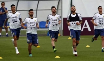  Los jugadores de Argentina Enzo Perez (i), Sergio Agüero (2i), Leo Messi (c), Nicolás Otamendi (d), y Cristian Pavón (d) participan en un entrenamiento.