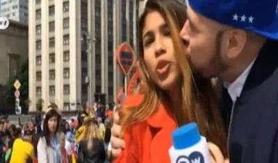  Julieth González en el momento que es manoseada por un ciudadano ruso. 