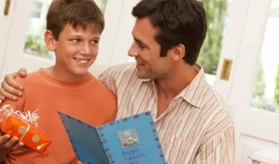 Ropa, calzado y perfumes son algunos de los regalos para papá en su día.