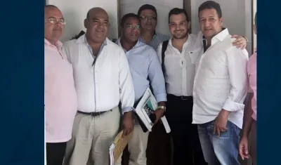 El exalcalde (en la punta del lado derecho) tras quedar en libertad.