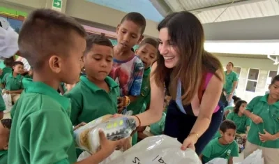 La primera dama, Katia Nule en la entrega de las dotaciones.