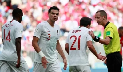 Mark Geiger hablando con jugadores portugueses, entre ellos Pepe. 