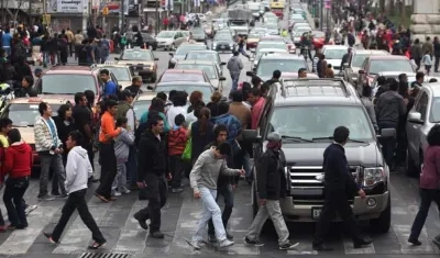 La cifra descomunal de humanos que habitan el planeta y que cada día se eleva más tiene un impacto ambiental grave, según expertos.