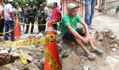Instantes en que le cortaban el servicio de agua a la casa de la mamá de la alcaldesa de Sincé.