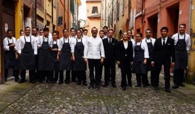 El cocinero Massimo Bottura y su grupo de trabajo en la Osteria Franciscana.