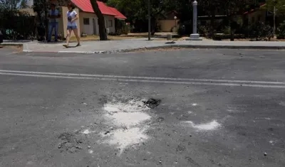 Este cráter en una vía en Gaza tras la caída de un proyectil.