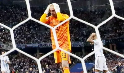 Wilfredo Caballero se lamenta tras su error. 