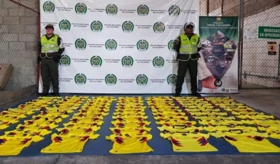 Camisas de contrabando decomisadas por la Policía.
