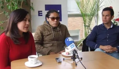 Yadira Aguagallo (i), pareja de Paúl Rivas; Alejandro Ortega (c), hermano de Javier Ortega; y Cristian Segarra (d), hijo de Efraín Segarra.