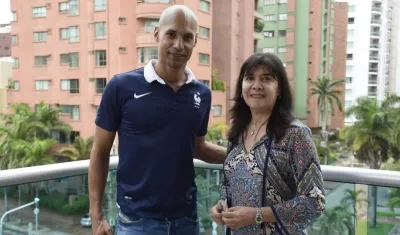 Frédéric Robinel, director de la AF de Barranquilla, y Deyana Acosta, directora del Centro Cultural Cayena.