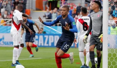 Kylian Mbappé celebra su gol ante Perú. 