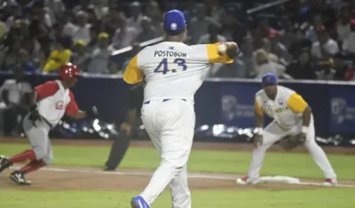 Randy Consuegra hace un lanzamiento a la primera base tratando de poner out al corredor cubano. 