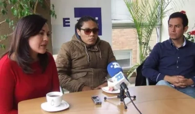  Yadira Aguagallo (i), pareja de Paúl Rivas; Alejandro Ortega (c), hermano de Javier Ortega; y Cristian Segarra (d), hijo de Efraín Segarra.