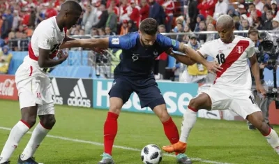 Oliver Giroud ante la marca de dos defensores peruanos. 