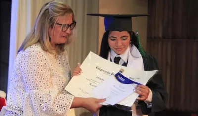 Bibiana Rincón, Secretaria de Educación entrega el título a joven beneficiaria de Universidad al Barrio.