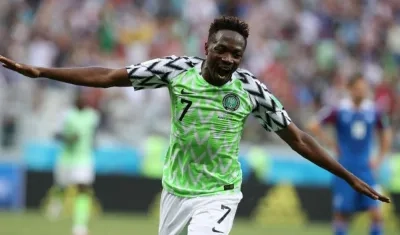 Ahmed Musa celebra uno de sus goles ante Islandia. 