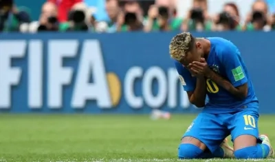 Neymar, delantero brasileño, llora tras la victoria a Costa Rica.