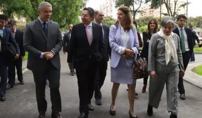 El presidente elector Iván Duque y el Fiscal Martínez, los acompaña la Vicepresidenta Ramírez y la Vicefiscal Riveros.