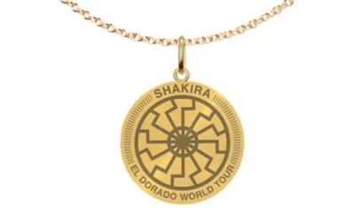 Medallón colgante que fue retirado de la gira de Shakira.