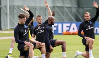 Harry Kane entrena con el resto de sus compañeros. 