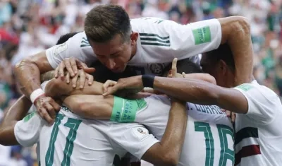 Los jugadores de México celebran tras la anotación. 