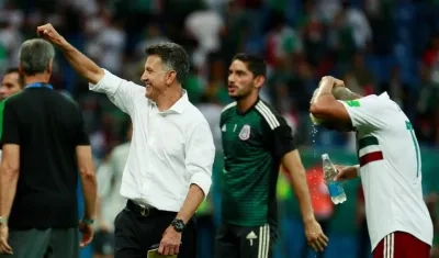 Juan Carlos Osorio saluda a las tribunas, tras el partido. 