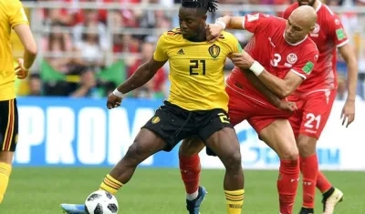 Yohan Benalouane de Túnez y Michy Batshuayi de Bélgica, en una de las acciones del partido ganado por los belgas 5-2.