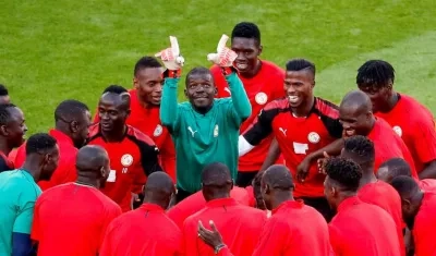 Jugadores de Senegal, durante el entrenamiento previo al duelo con Japón. 