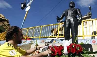 Medellín recordó a Carlos Gardel en su estatua al cumplirse 83 años de su muerte.