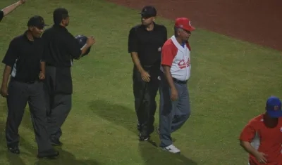 Momento en que los umpires dan el juego oficial y decretan triunfo de Colombia. 