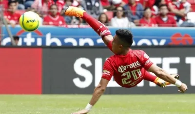 Fernando Uribe anota de chilena. 