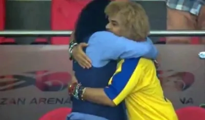 Cámaras captaron el abrazo entre René Higuita y Carlos Valderrama.
