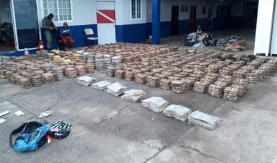 Las autoridades panameñas muestran la droga incautada.
