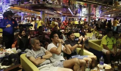 Seguidores de la selección colombiana de fútbol observan el triunfo 3-0 sobre la selección de Polonia