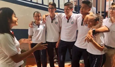 Ana Gabriela Padilla, con compañeros de la IED Betania.