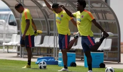 Luis Muriel, Carlos Bacca y Carlos Sánchez (de izq. a dch), durante el entrenamiento en el Sviyaga Stadium de Kazán. 