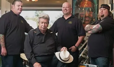 Richard Harrison (sentado) junto a  su hijo Rick, su nieto y Chumlee del equipo de la tienda.