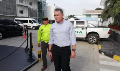 Javier Lastra, agente interventor de Electricaribe, llegando al Comando de la Policía