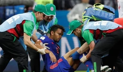 Abel Aguilar al salir de la cancha ante Polonia.
