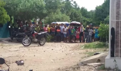 Vecinos observan las labores de las autoridades en Aracataca.