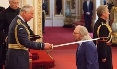 Barry Gibb recibió la condecoración del heredero al trono británico, el príncipe Carlos.