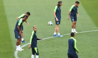Jugadores de Brasil, durante el calentamiento. 