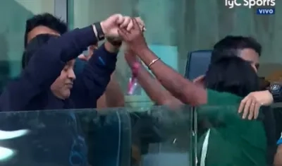 Maradona baila con una mujer nigeriana. 