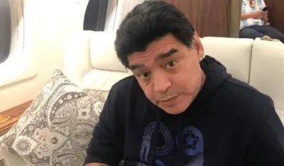 Diego Maradona en el vuelo rumbo a Moscú. 