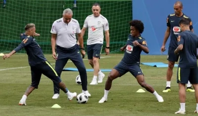 Neymar disputa la pelota con William, ante la mirada de Tite. 