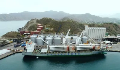 La carga pesada y extradimensionada entrando al puerto de Santa Marta.