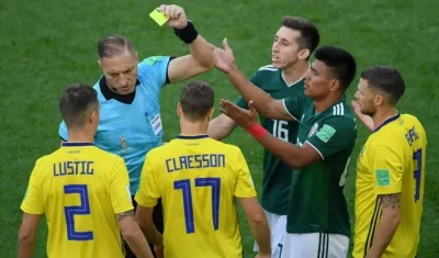 Néstor Pitana amonesta al mexicano Gallardo. 